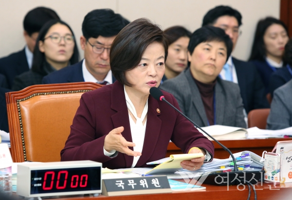 진선미 여성가족부 장관이 30일 서울 여의도 국회에서 열린 여성가족위원회 국정감사에서 의원들의 질의에 답하고 있다.