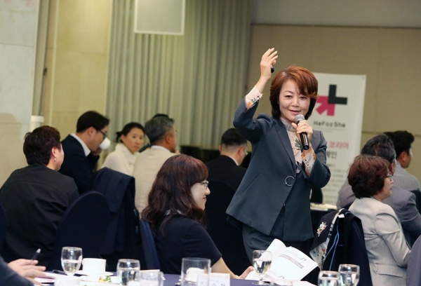 히포시 리더십 세미나가 25일 오후 7시 서울 중구 프레지던트 호텔 브람스홀에서 열렸다. 조은정 박사가 강연을 하고 있다. ⓒ이정실 여성신문 기자