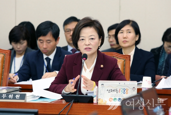 진선미 여성가족부 장관이 30일 서울 여의도 국회에서 열린 여성가족위원회 국정감사에서 의원들의 질의에 답하고 있다.