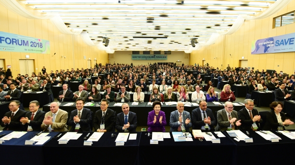 10월 31일 인천 송도컨벤시아 프리미어볼룸에서 ‘긴급구호와 글로벌 파트너십’을 주제로 ‘2018 세이브더월드 국제포럼’이 열린 가운데 참가자들이 기념 사진을 찍고 있다. ⓒ국제위러브유