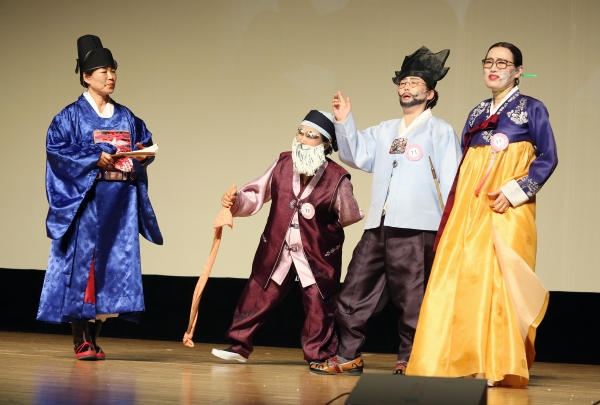 1일 서울 마포구 마포아트센터 대공연장에서 일성여자중고등학교 제17회 영어말하기대회가 열려 학생들이 영어연극 공연을 하고 있다.