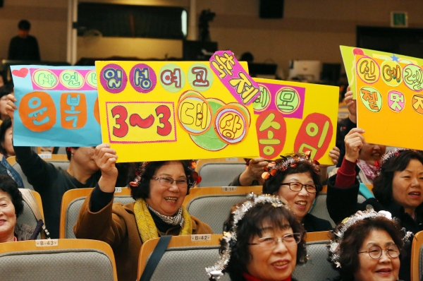 1일 서울 마포구 마포아트센터 대공연장에서 일성여자중고등학교 제17회 영어말하기대회가 열려 영어연극 공연을 하는 참가팀을 학급 친구들이 응원하고 있다.