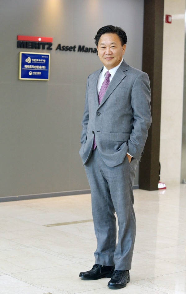 존리 메리츠자산운용 대표가 6일 오전 서울 계동 메리츠자산운용 본사에서 로비에서 사진촬영을 위해 포즈를 취하고 있다.