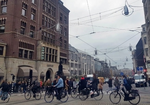 ‘자전거 천국’ 암스테르담 시내 모습. GGD암스테르담은 ‘헬스 웨이트 프로그램’을 통해 체중 관리를 하고 있다. 그 일환으로 초등학생이 등학교 시 자전거를 이용하도록 권장한다.