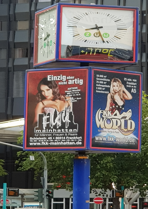 독일 프랑크푸르트 시내 도로한복판에 있는 FKK성매매업소 광고판 © 신박진영