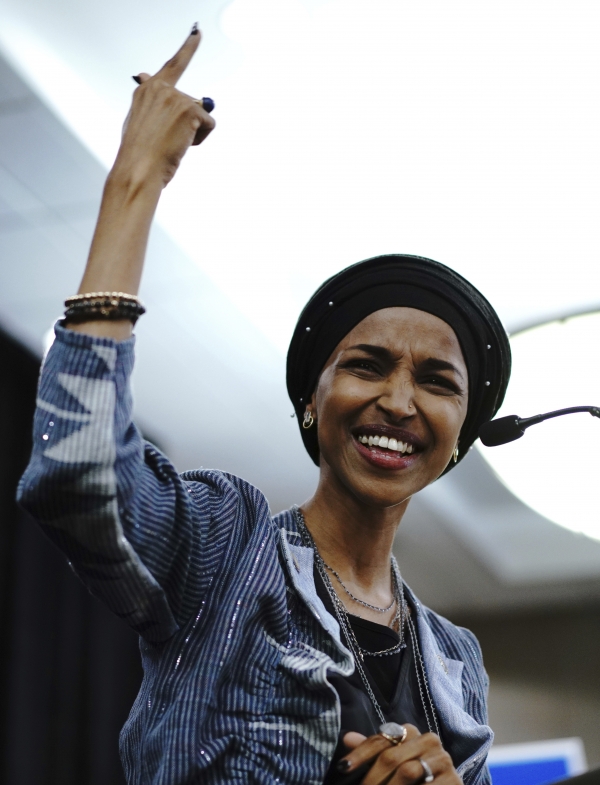 소말리아계 미국인인 일한 오마르 민주당 하원의원 당선인이 6일(현지시간) 미네소타주 미네아폴리스에서 승리연설을 하고 있다.