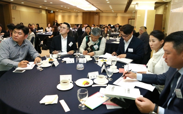 히포시 리더십 세미나가 25일 오후 7시 서울 중구 프레지던트 호텔 브람스홀에서 열렸다. 참석자들이 강연에 집중하고 있다. ⓒ이정실 여성신문 기자