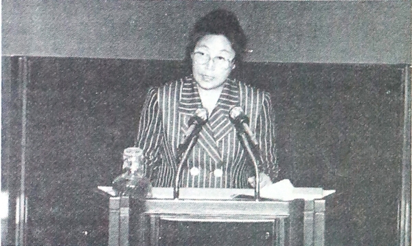 1989년 5월 15일 제 146회 임시 국회에서 박영숙 평화민주당 의원이 일관성 있는 여성정책을 촉구하며 여성부 신설 관련 질문을 총리에게 하고 있다. ⓒ여성신문
