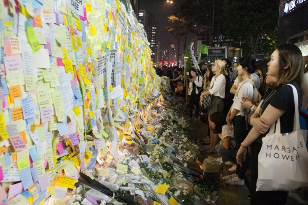 2016년 5월 강남역 10번 출구 앞에 살해당한 여성을 추모하는 시민들이 발길이 이어지고 있다. ⓒ이정실 여성신문 사진기자