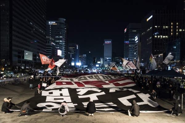 1일 오후 서울 광화문광장에서 열린 #미투운동과 함께하는 시민행동 주최 ‘결국엔 끝낸다. #미투가 해낸다’ 집회에서 참가자들이 행진을 하고 있다.