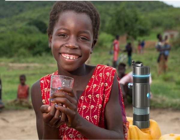 아프리카의 한 소녀가 김장생 교수가 설립한 정수기 회사에서 개발한 정수기에서 걸러진 물을 들어보이고 있다. ⓒ 본인 제공