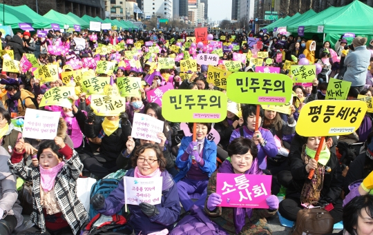 한국여성단체연합이 지난해 주최한 ‘3·8 세계여성의날’ 행사에서 참가자들이 ‘민주주의’ ‘평등세상’이라고 적힌 손피켓을 흔들고 있다. ⓒ이정실 여성신문 사진기자