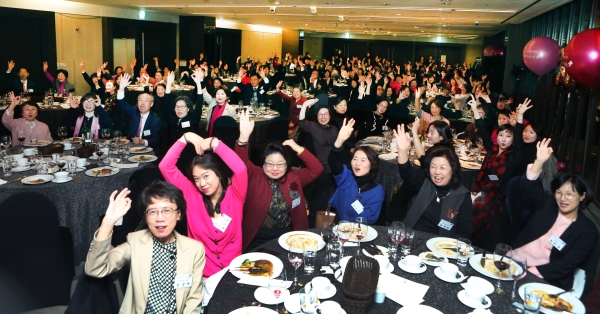 4일 서울 여의도 63빌딩 컨벤션센터에서 ‘여성신문 창간 30주년 후원의 밤’ 행사가 열려 참석자들이 축하 퍼포먼스를 하고 있다.
