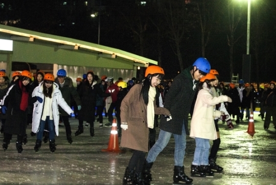 서울광장 스케이트장에서 시민들이 스케이트를 타고 있다.