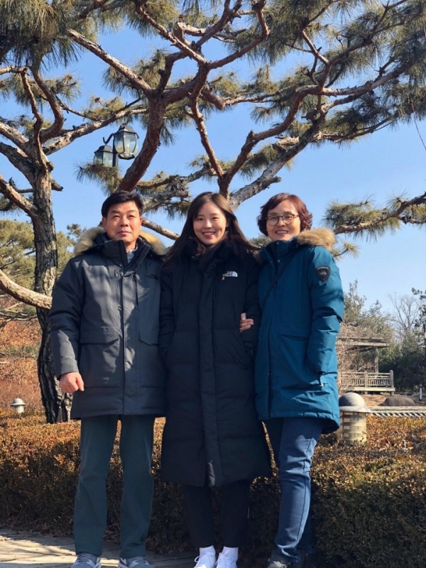 김아랑이 부모님과 함께 활짝 웃고 있다. ⓒ리코스포츠에이전시 제공