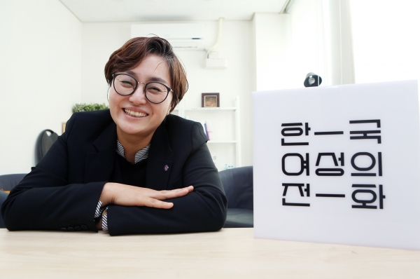 11월 22일 서울 은평구 한국여성의전화 사무실에서 고미경 한국여성의전화 상임대표를 만났다. ⓒ이정실 여성신문 사진기자