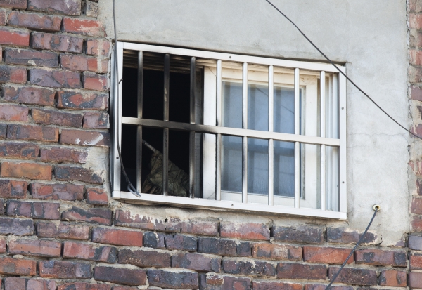 지난 22일 화재가 발생한 서울 강동구 천호동 성매매업소 건물의 쇠창살 달린 창문이 검게 그을려있다. ⓒ이정실 여성신문 사진기자
