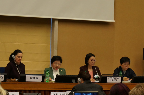 22일 스위스 제네바 유엔최고인권사무소 본부에서 열린 '유엔 여성차별철폐협약(CEDAW) 제8차 국가보고서 심의'에 참석 중인 정현백 여성가족부 장관이 수석대표로 참석해 모두발언을 하고 있다.