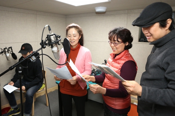 구산동도서관마을 스튜디오에서 주민들이 주민라디오 방송인 ‘어울 라디오’ 녹음을 하고 있다. ⓒ이정실 여성신문 사진기자