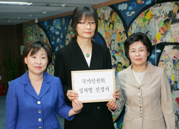 2007년 6월 국가인권위원회에 고용 성차별 진정서를 제출한 박찬숙씨 ⓒ여성신문