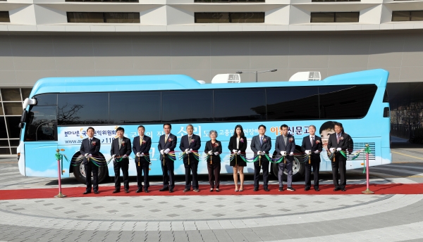 박은정 국민권익위원장이 11월19일 오전 정부세종청사에서 새로 도입된 이동신문고 상담버스를 기념하는 테잎커팅을 하고 있다.
