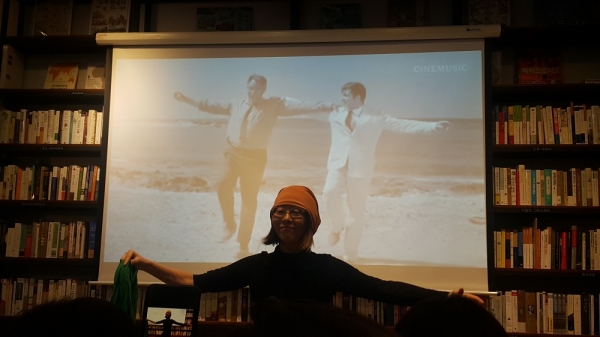 『그림 속에 너를 숨겨놓았다』 저자 김미경(오른쪽) 화가가 15일 북콘서트에 나섰다. 왼쪽은 사회를 맡은 진양혜 아나운서 ⓒ김진수 기자
