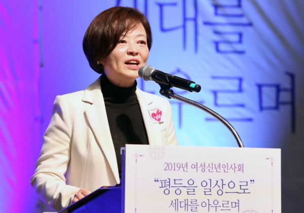 진선미 여성가족부 장관이 18일 서울 중구 대한상공회의소 국제회의장에서 열린 ‘2019년 여성신년인사회’에 참석해 환영인사를 하고 있다.