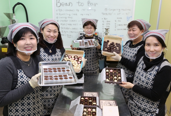 성수지앵 도시재생 협동조합원들이 24일 서울 성동구 성동 상생도시센터에서 천연재료로 만든 수제 초콜릿을 들어 보이고 있다. 12명의 성수지앵 조합원들은 쇼콜라티에 과정을 수료하고 1년간 수제 초콜릿 상품을 개발·생산하고 있다.