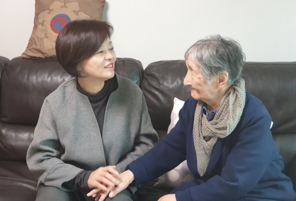 진선미 여성가족부 장관(사진 왼쪽)과 이효재 선생