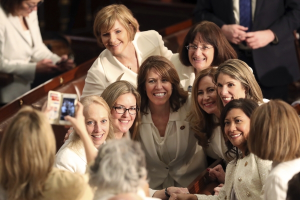 미국 민주당 여성 국회의원들이 5일(현지시간) 워싱턴 국회의사당 내에서 흰옷을 입고 기념 사진을 찍고 있다. 이들은 여성을 폄하하는 도널드 트럼프 대통령에 대한 저항과 여성 참정권 운동을 기념하는 의미로 흰옷을 입고 트럼프 대통령의 국정연설에 참석했다.