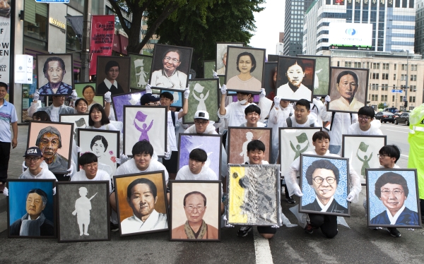 여성독립운동가 292명의 초상화를 들고 '항일여성독립운동가 추모대행진' 행사에 참여한 학생들. ⓒ이정실 여성신문 사진기자