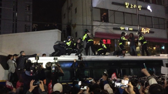 12일 열린 3차 박근혜 퇴진 촛불집회 중 밤 청와대 인근 내자동 로터리에서 밤 10시경 경찰 버스에 올라간 시민과 경찰의 몸싸움이 벌어졌다. ⓒ진주원 여성신문 기자