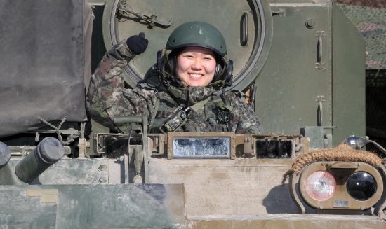 전투부대 최초의 여군 장갑차 조종수로 발령받은 신지현 하사. ⓒ육군