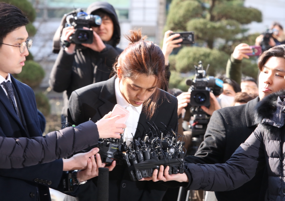 불법 촬영·유통 혐의를 받고 있는 가수 정준영이 14일 서울지방경찰청에 피의자 신분으로 조사를 받기 위해 출석하고 있다. ⓒ이정실 여성신문 사진기자