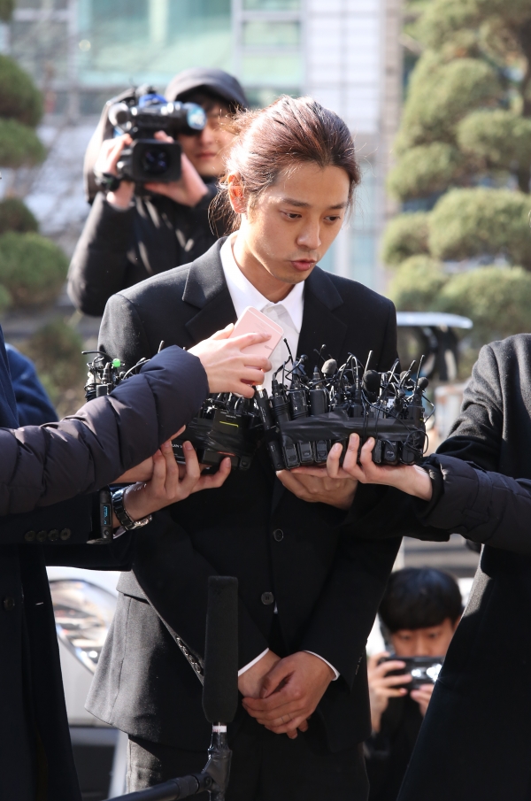 불법 촬영·유통 혐의를 받고 있는 가수 정준영이 14일 서울지방경찰청에 피의자 신분으로 조사를 받기 위해 출석하고 있다. ⓒ이정실 여성신문 사진기자