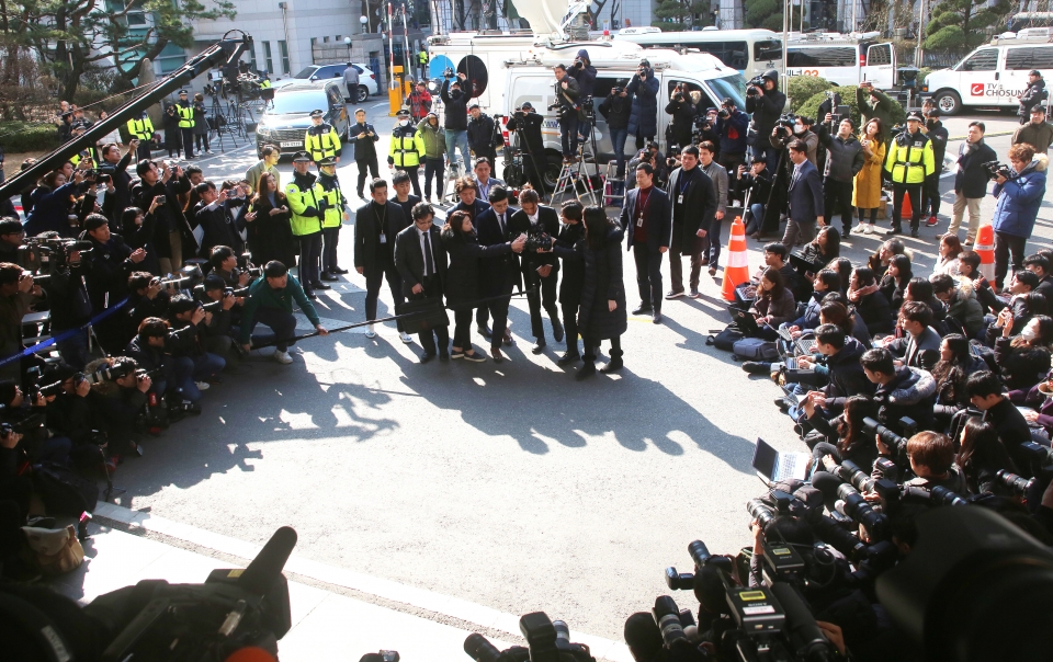 불법 촬영·유포 혐의를 받고 있는 가수 정준영이 14일 서울지방경찰청에 피의자 신분으로 조사를 받기 위해 출석해 기자들의 질문에 답하고 있다. ⓒ이정실 여성신문 사진기자