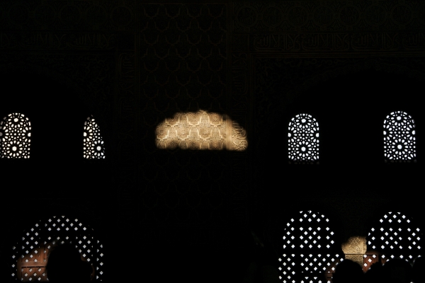 알함브라 궁전 나사르궁에 깊숙이 빛이 들어와 만든 신비한 무늬들. 사진_조현주
