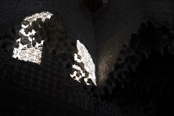 알함브라 궁전 벽에 비친 위로의 빛. 사진_조현주