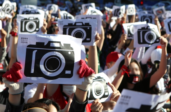 지난해 5월 서울 종로구 일대에서 열린 ‘불법촬영 편파수사 규탄시위’에 참여한 여성 1만2000여명이 불법촬영을 비판하는 퍼포먼스를 벌이고 있다. ⓒ이정실 여성신문 사진기자