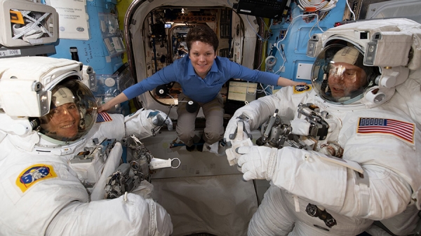 NASA가 사상 처음으로 여성팀의 우주 유영을 시도했으나 우주복 부족으로 취소했다. 사진은 홀로 먼저 유영에 나서기로 한 크리스티나 코크(왼쪽). ⓒ국제우주정거장 트위터
