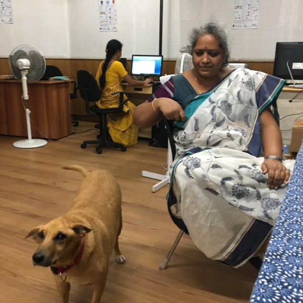 하시루 달라 대표인 날리니 쉐카르씨와 사무실에서 키우는 강아지. ©최형미