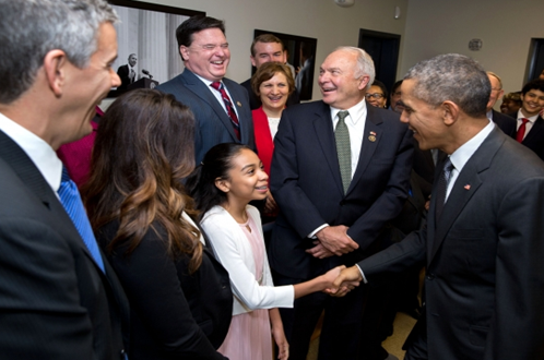 버락 오바마 前 미국 대통령과 당당하게 바로 서서 악수하고 있는 어린이