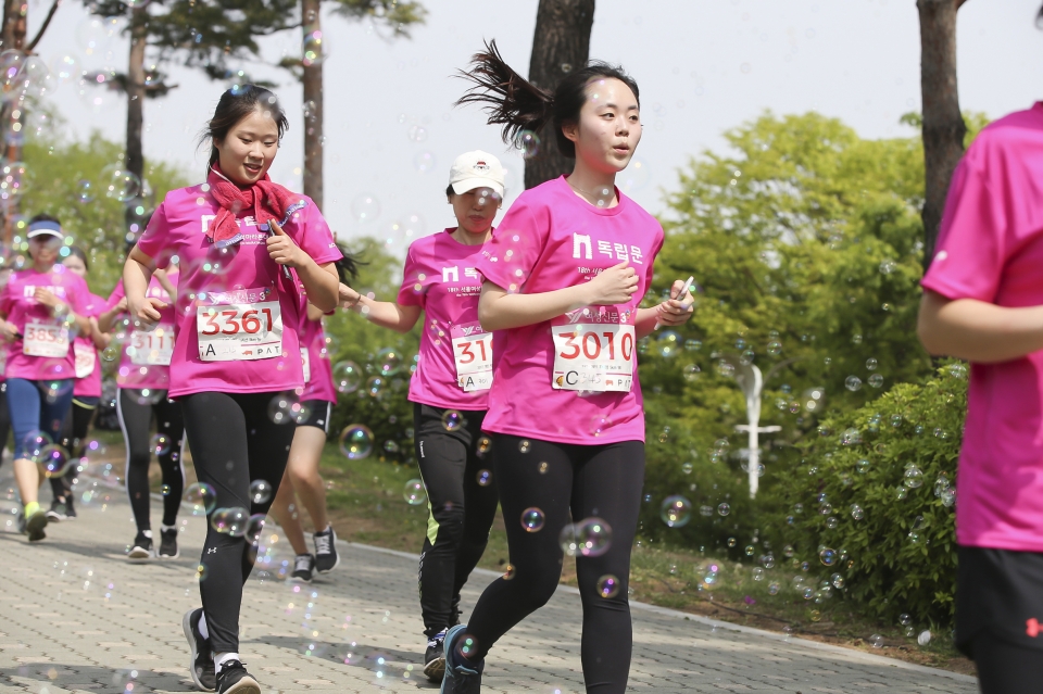 지난해 5일 서울 상암동 월드컵공원 평화광장에서 열린 2018 제18회 여성마라톤대회에는 1만 여명의 시민들이 10km, 5km, 4.5km 걷기 코스에 참가해 월드컵공원과 하늘공원, 한강시민공원 일대를 달리며 화창한 봄날씨를 만끽했다. ⓒ제18회 여성마라톤