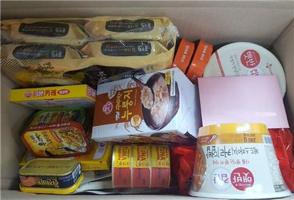 홍제1동 마봄협의체가 생일을 맞은 저소득 청장년 1인 가구에 선물하기 위해 박스에 담은 혼밥세트 ⓒ서대문구