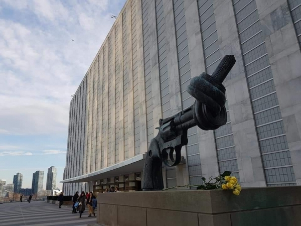 뉴욕 유엔본부 앞에 세워진 조형물 ‘매듭진 권총(knotted gun)’. 스웨덴의 조각가 '칼 프레드릭 로이터스워드의 작품으로 비폭력을 상징한다. ©임윤옥