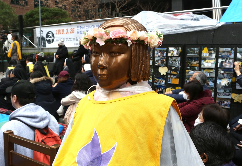 20일 서울 종로구 일본대사관 앞에서 제1379차 일본군성노예제 문제해결을 위한 정기 수요시위가 열리는 가운데 봄을 맞아 소녀상이 화관을 쓰고 있다. ⓒ이정실 여성신문 사진기자