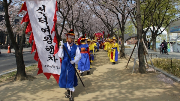 ‘제33회 선덕여왕 숭모문화대축제’가 대구시 수성못 일대애서 열렸다. 축제 식전행사로 여왕의 행렬을 재현한 ‘여왕 어가행차’가 이어지고 있다. ​