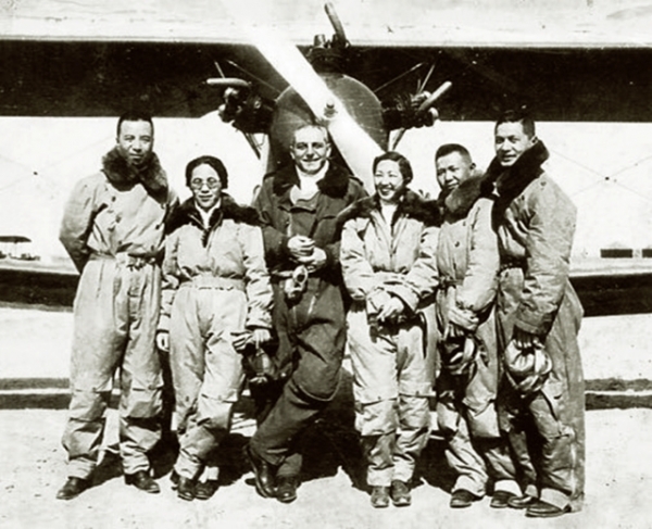 1935년 중국 공군에서 선전 비행을 준비하던 한국 최초의 여성 비행사 권기옥(왼쪽 둘째)