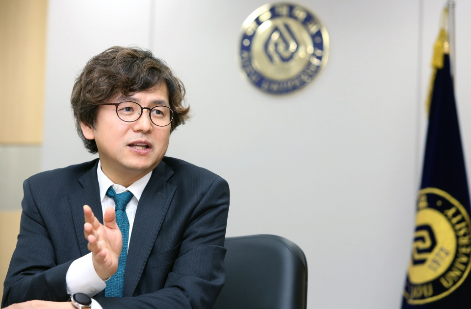 박형주 아주대학교 총장이 9일 경기 수원 아주대학교 총장실에서 진행된 인터뷰에서 대학 중장기 발전계획을 담은 ‘아주비전 4.0’에 대해 설명했다.
