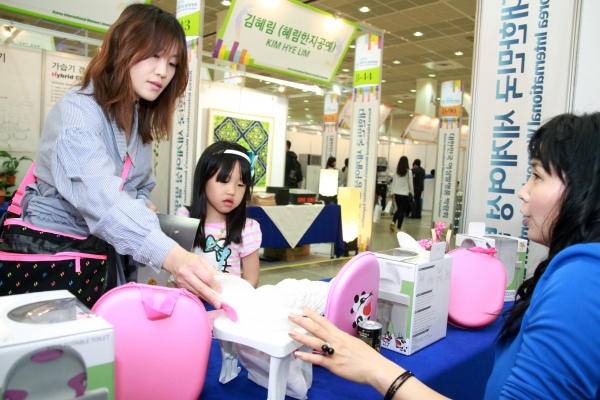 대한민국여성발명박람회에서 여성 기업인들은 여성의 감수성과 생활 속 아이디어가 돋보이는 상품들을 선보였다. ⓒ여성신문DB